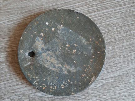 Немецкая банка, пробитая осколком