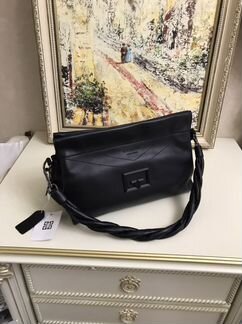 Миниатюрная сумочка от Givenchy