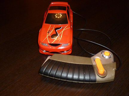 Танцующая машинка с проводным пультом управления