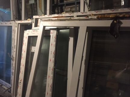Пластиковые двери снятые с новостройки
