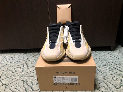 Adidas yeezy boost 700 v3 safflower 10,5US