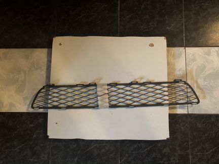 Решетка переднего бампера нижняя Ярис