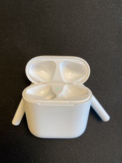 Беспapple AirPods в зарядном футляре, белый